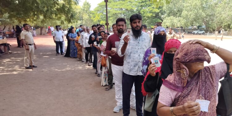 मयताची नावे मतदार यादीत ; आमची का नाहीत? सोलापुरात केतन वोरासह नागरिक भडकले !