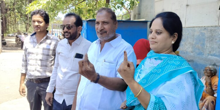 सोलापुरात प्रणिती शिंदे याच विजय होणार ; आरिफ शेख यांचा दावा, कुटुंबीयांसह केले मतदान