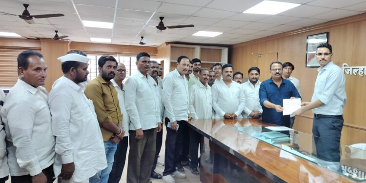 दिलीप माने भेटले जिल्हाधिकाऱ्यांना ; अनेक महत्त्वाच्या विषयांवर सकारात्मक चर्चा