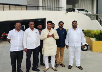 सोलापुरात काँग्रेस पदाधिकारी भेटले जिल्हाधिकाऱ्यांना ; मतदान केंद्राच्या परिसरात……