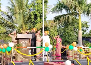 सोलापुरात पालकमंत्री चंद्रकांत पाटील यांच्या हस्ते महाराष्ट्र दिनी शासकीय ध्वजारोहण