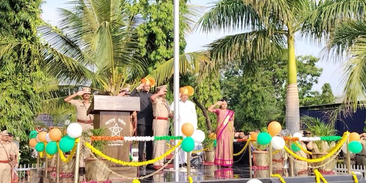 सोलापुरात पालकमंत्री चंद्रकांत पाटील यांच्या हस्ते महाराष्ट्र दिनी शासकीय ध्वजारोहण