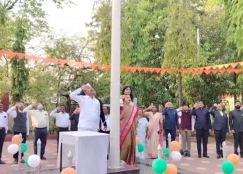 सीईओ मनिषा आव्हाळे यांच्या हस्ते महाराष्ट्र दिनी झेडपी मध्ये शासकीय ध्वजारोहण