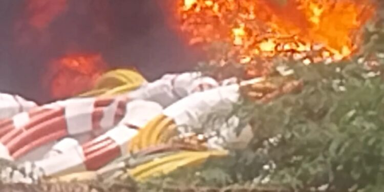 होम मैदानावर जळालेल्या स्मार्ट सिटीच्या पाईपला भोगाव जवळ पुन्हा आग