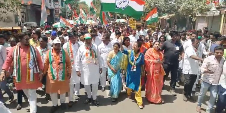 भाजपच्या बालेकिल्ल्यात काँग्रेसचे शक्ती प्रदर्शन ; प्रणिती शिंदेंच्या प्रचारार्थ भव्य रॅलीतून दिले भाजपाला उत्तर