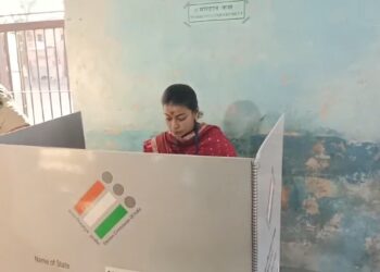 काँग्रेस उमेदवार प्रणिती शिंदे यांनी आपल्या कुटुंबीयांसह बजावला मतदानाचा हक्क