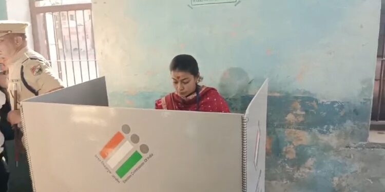 काँग्रेस उमेदवार प्रणिती शिंदे यांनी आपल्या कुटुंबीयांसह बजावला मतदानाचा हक्क