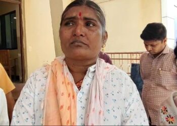 सोलापूर झेडपीत स्त्री परिचर माध्यमांसमोर ढसाढसा रडली ! आरोग्य विभागाचा कारभार चव्हाट्यावर