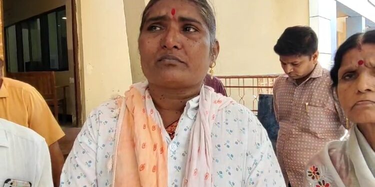 सोलापूर झेडपीत स्त्री परिचर माध्यमांसमोर ढसाढसा रडली ! आरोग्य विभागाचा कारभार चव्हाट्यावर