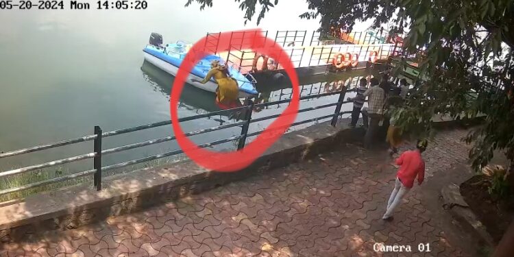 सोलापूरच्या कंबर तलावात युवतीचा आत्महत्येचा प्रयत्न ; घटना सीसीटीव्हीत कैद, युवकांनी वाचवला जीव