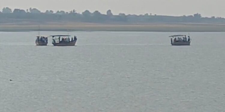 धक्कादायक ! उजनी धरणाच्या पाण्यात प्रवाशी बोट बुडाली, सहा जण बुडाले, रात्रभर शोधकार्य सुरूच