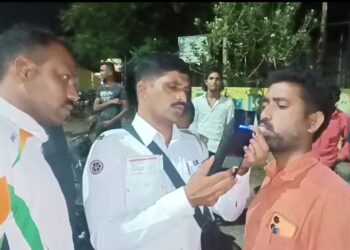 सोलापुरात ड्रंक अँड ड्राईव्ह करू नका रे…! पोलीस थेट तोंडातच घालतात नळी