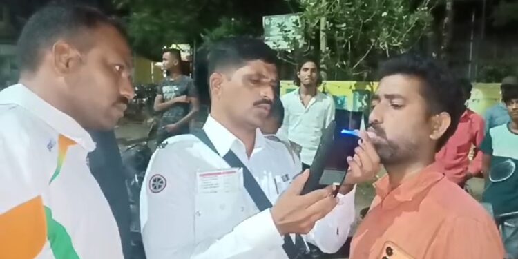 सोलापुरात ड्रंक अँड ड्राईव्ह करू नका रे…! पोलीस थेट तोंडातच घालतात नळी