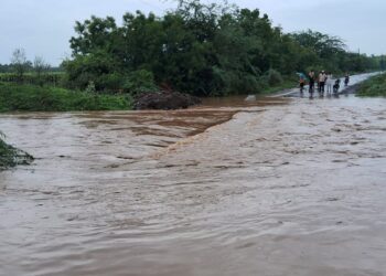 सोलापूरच्या कासेगाव मधील ओढ्याच्या पुरात तिघे गेले वाहून ; दोघे वाचले एकाचा पत्ता लागेना
