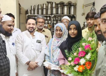 अलफीया पठाणला एमआयएमच्या फारूक शाब्दीकडून 50 हजाराची आर्थिक मदत