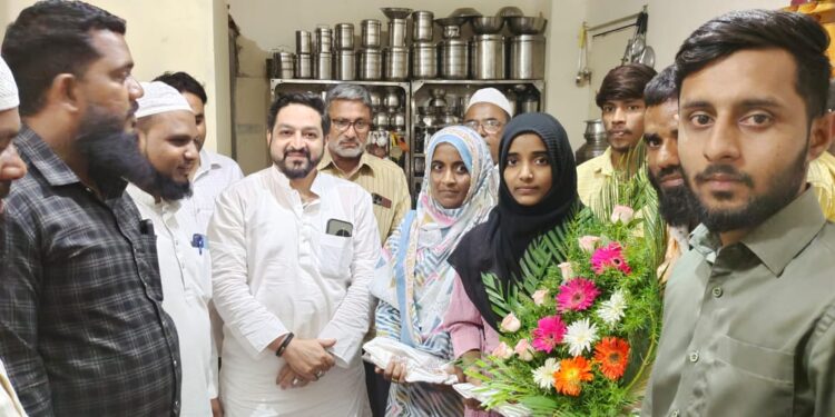 अलफीया पठाणला एमआयएमच्या फारूक शाब्दीकडून 50 हजाराची आर्थिक मदत