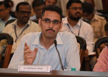 आषाढी एकादशीत यंदा वारकऱ्यांना मिळणार या खास सुविधा ; अजित पवारांच्या आढावा बैठकीला सर्व आमदारांसह जिल्हा प्रशासनाची हजेरी