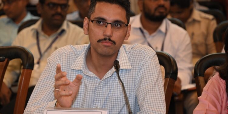 आषाढी एकादशीत यंदा वारकऱ्यांना मिळणार या खास सुविधा ; अजित पवारांच्या आढावा बैठकीला सर्व आमदारांसह जिल्हा प्रशासनाची हजेरी