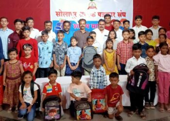 सोलापुरात श्रमिक पत्रकार संघाच्यावतीने पत्रकारांच्या पाल्यांना शालेय साहित्य वाटप