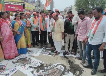 सोलापुरात भाजप कार्यकर्त्यांनी नाना पटोले यांच्या प्रतिमेला चिखलात लोळवले