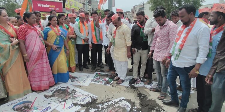 सोलापुरात भाजप कार्यकर्त्यांनी नाना पटोले यांच्या प्रतिमेला चिखलात लोळवले