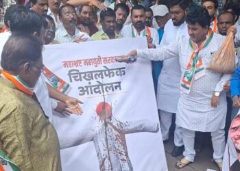 सोलापुरात काँग्रेस – भाजपची एकमेकांवर चिखल फेकाफेकी