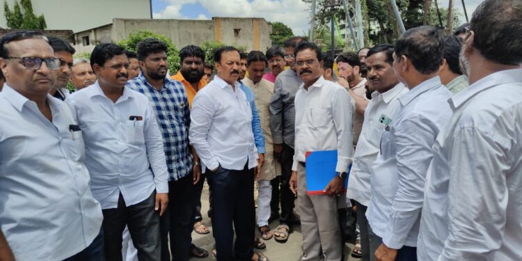 आमदार विजयकुमार देशमुख फिल्डवर ; या विषयात घातले लक्ष ; लवकरच…..