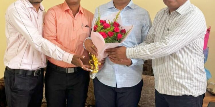 सोलापूर झेडपीच्या लाडक्या अधिकाऱ्यावर शुभेच्छांचा वर्षाव ; कर्मचाऱ्यांचे प्रेम पाहून साहेब भारावले !
