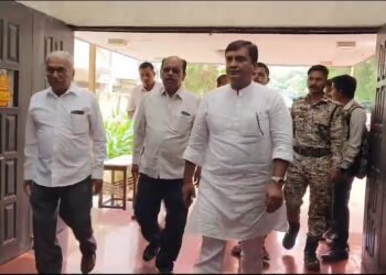 सोलापूर माढा पराभवाच्या चिंतनाला निरीक्षक धनंजय महाडिक सोलापुरात ; दोन देशमुखांची दांडी