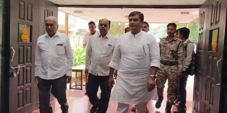 सोलापूर माढा पराभवाच्या चिंतनाला निरीक्षक धनंजय महाडिक सोलापुरात ; दोन देशमुखांची दांडी