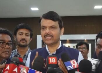 देवेंद्र फडणवीस यांची जादू ; जहाल मोर्‍हक्या नक्षली गिरीधरचे सपत्नीक आत्मसमर्पण