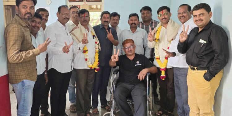 सर्कल सुखदेव पाटील चेअरमन तर तलाठी भिमाशंकर रामण्णा भुले व्हॉईस चेअरमन