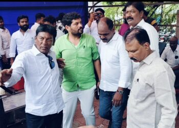 सोलापुरात पोलिसांनी अतुल खूपसे यांना उचलले ; या अधिकाऱ्यांच्या विरोधात आंदोलन आले अंगलट