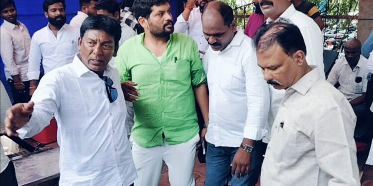 सोलापुरात पोलिसांनी अतुल खूपसे यांना उचलले ; या अधिकाऱ्यांच्या विरोधात आंदोलन आले अंगलट