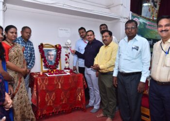 स्वावलंबी शेतकऱ्यांच्या सन्मानाने सोलापुरात कृषी दिन साजरा ; झेडपीत झाले वृक्षारोपण