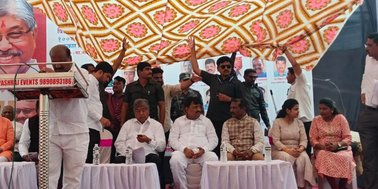 चंद्रकांत पाटलांच्या कार्यक्रमात वादळ वाऱ्याने नुकसान ; पालक मंत्र्यांचे पावसात भिजत भाषण, नागरिकांची तारांबळ