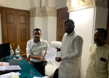 सोलापुरात लोकमान्य टिळकांचा इतिहास पुसण्याचा प्रयत्न ; काँग्रेसच्या सुशील बंदपट्टे यांनी उजेडात आणला प्रकार