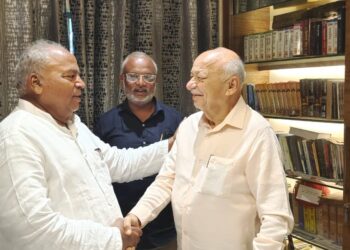 शहर मध्य कुणाला?  काँग्रेसचा ठराव होताच दुसऱ्याच दिवशी आडम मास्तर ‘ जनवात्सल्य’ वर ; सुशीलकुमारांची घेतली भेट