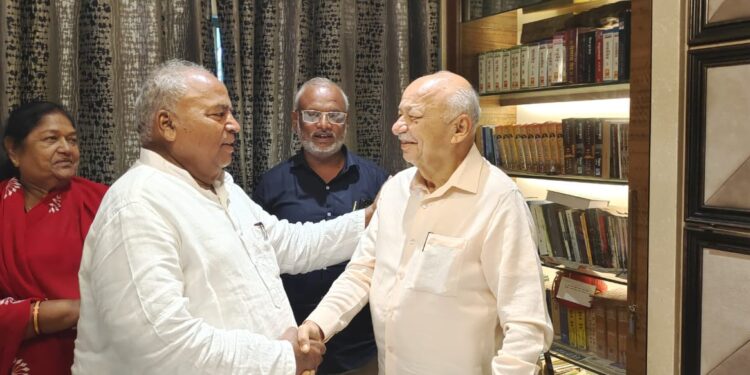 शहर मध्य कुणाला?  काँग्रेसचा ठराव होताच दुसऱ्याच दिवशी आडम मास्तर ‘ जनवात्सल्य’ वर ; सुशीलकुमारांची घेतली भेट