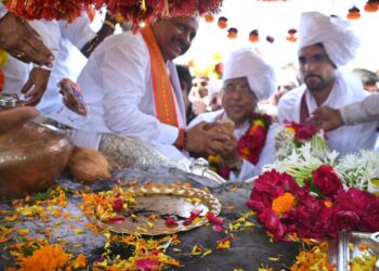 पालकमंत्री, जिल्हाधिकारी, सीईओ वारकऱ्यांच्या वेशभूषेत ; श्री संत ज्ञानेश्वर महाराज पालखीचे भक्तिभावे स्वागत