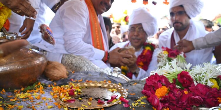 पालकमंत्री, जिल्हाधिकारी, सीईओ वारकऱ्यांच्या वेशभूषेत ; श्री संत ज्ञानेश्वर महाराज पालखीचे भक्तिभावे स्वागत