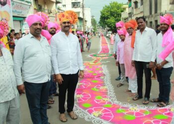 तब्बल ४०० किलो गुलाबाची फुले अन् १०० रांगोळीने सजल्या पायघड्या ; शेगावी राणांचे केले असे स्वागत