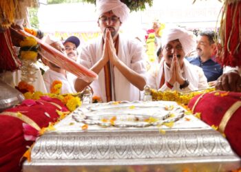 जगद्गुरू तुकोबाराया सोलापुरात दाखल ; नेत्रदीपक रिंगण सोहळ्याने वारकरी सुखावला, जिल्हाधिकारी आशीर्वाद यांनी केले पालखीचे सारथ्य