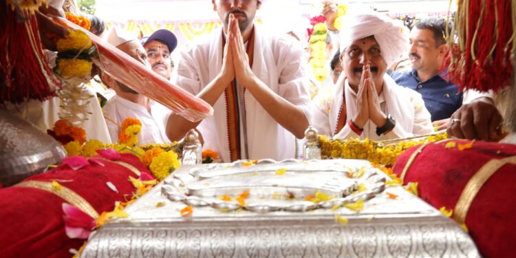 जगद्गुरू तुकोबाराया सोलापुरात दाखल ; नेत्रदीपक रिंगण सोहळ्याने वारकरी सुखावला, जिल्हाधिकारी आशीर्वाद यांनी केले पालखीचे सारथ्य