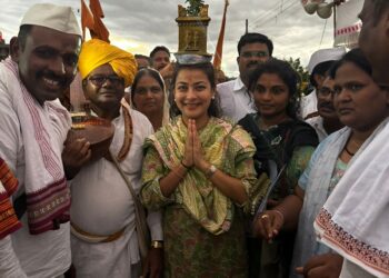 प्रणिती शिंदे रमल्या वारकऱ्यात ; महीला खासदाराची पंढरपुरात दिसली क्रेझ ; पहा फोटो व व्हिडिओ