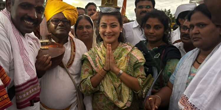 प्रणिती शिंदे रमल्या वारकऱ्यात ; महीला खासदाराची पंढरपुरात दिसली क्रेझ ; पहा फोटो व व्हिडिओ