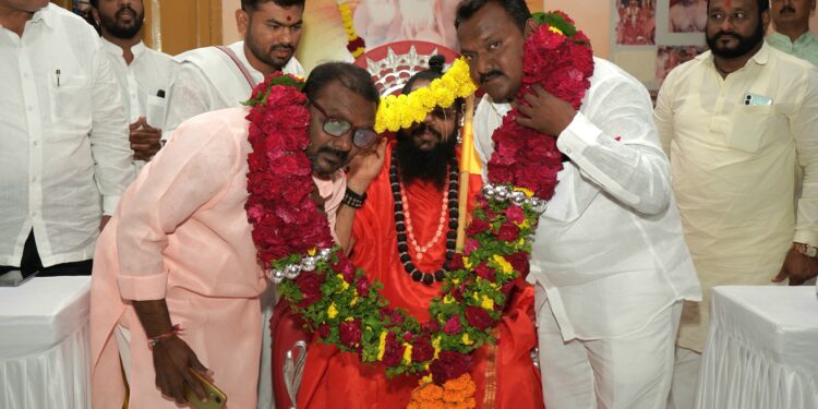 मोकाशी बंधूंचे कार्य कौतुकास्पद ; जगद्गुरु डॉ मल्लिकार्जुन शिवाचार्य यांचे आशीर्वाद ; गुणवंत विद्यार्थ्यांचा झाला सन्मान