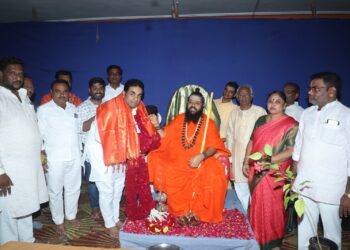 फडणवीसांप्रमाणेच सोलापूरचे ‘देवेंद्र’ उच्च पदाकडे जातील ; जगद्गुरूंचे मिळाले आशीर्वाद