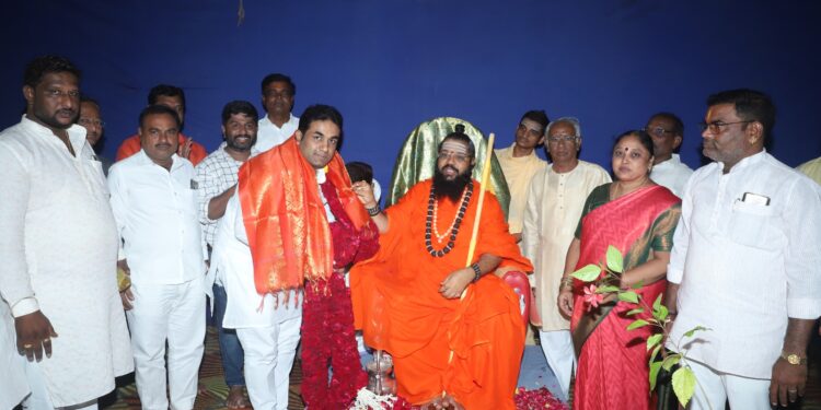 फडणवीसांप्रमाणेच सोलापूरचे ‘देवेंद्र’ उच्च पदाकडे जातील ; जगद्गुरूंचे मिळाले आशीर्वाद