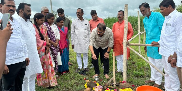 हगलूरच्या प्राथमिक आरोग्य उपकेंद्रासाठी 44 लाखांचा निधी; दिलीप माने यांच्या हस्ते भूमिपूजन